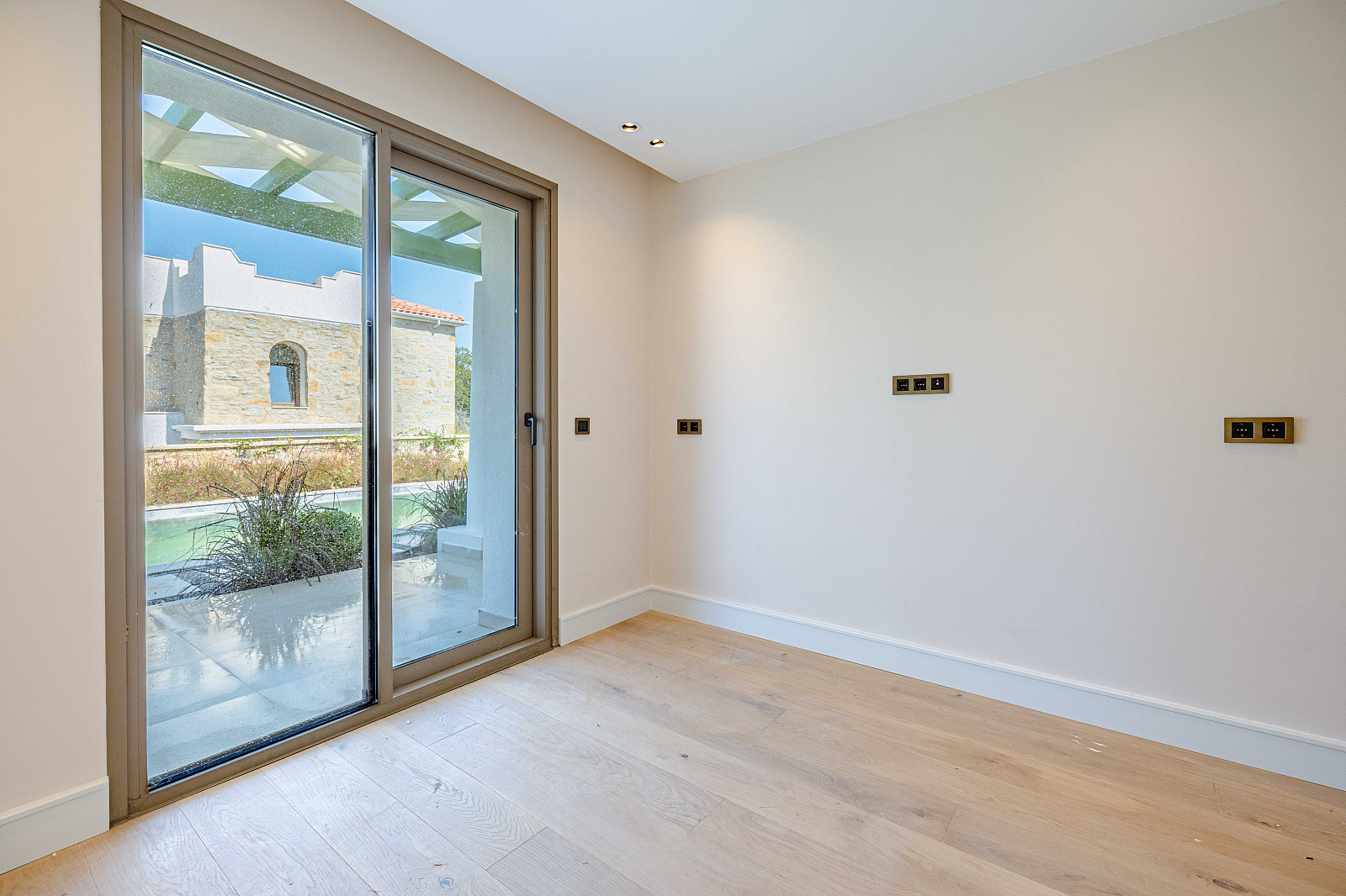 23