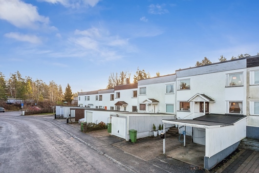 Radhus i Huddinge Sörskogen, Stockholm, Champinjonvägen 63