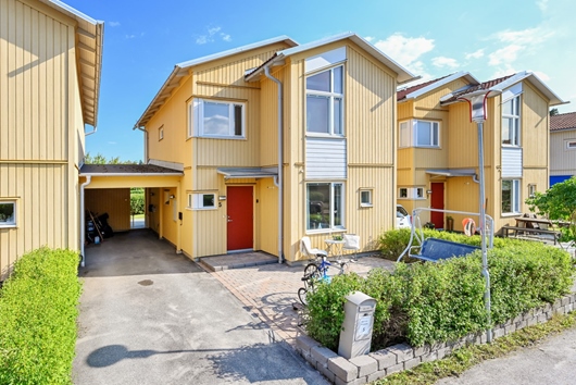 Radhus i Skälby, Järfälla, Stockholm, Nidarosslingan 5