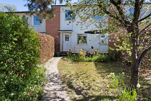 Radhus i Skälby, Järfälla, Stockholm, Apollovägen 23