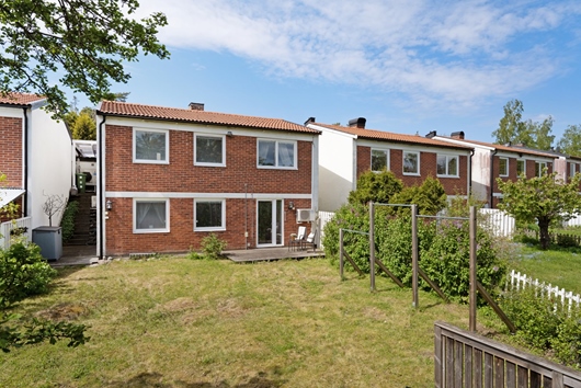 Radhus i Vattmyra, Järfälla, Stockholm, Hovvägen 36