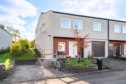 Radhus i Hässelby Södra Villastad, Stockholm, Spireabågen 81