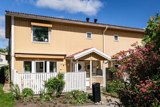 Radhus i Gribbylund, Täby, Stockholm, Furuvägen 27