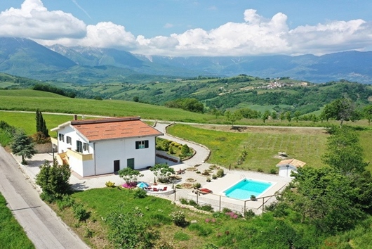 Villa i Abruzzo, Castelli, Teramo, Castelli