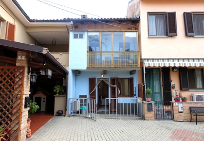 Radhus i Piemonte, Asti, Castelnuovo Calcea