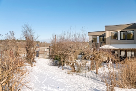Radhus i Ekerö Väsby, Stockholm, Senapsvägen 33