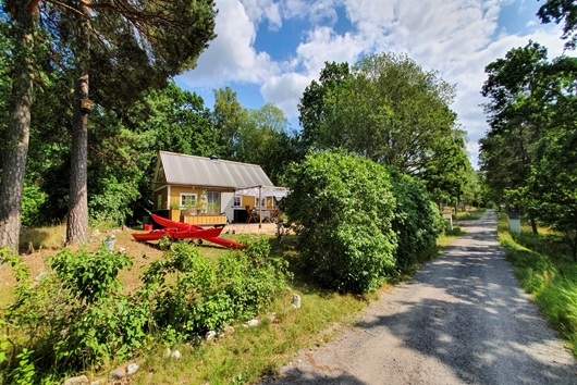 Fritidshus i Adelsö Sättra, Stockholm, Ekerö, Sättra gård Storgården hönshus