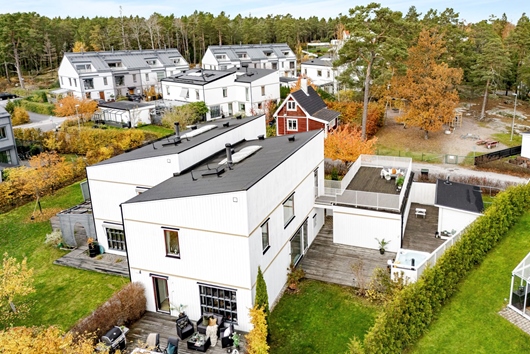 Radhus i Mörtnäs, Värmdö, Stockholm, Blomsterslingan 8