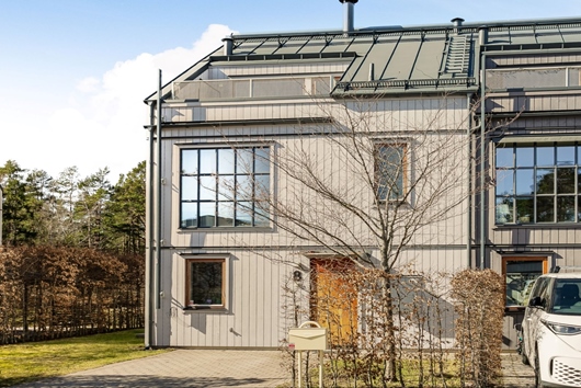 Radhus i Mörtnäs, Värmdö, Stockholm, Ängsblomsvägen 8