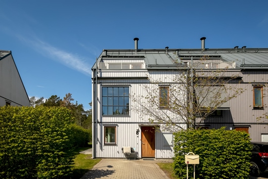 Radhus i Mörtnäs, Värmdö, Stockholm, Ängsblomsvägen 8