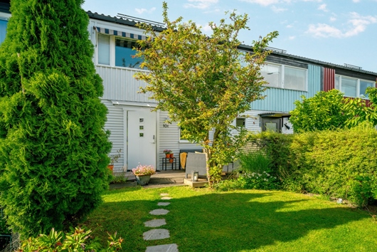 Radhus i Töjnan, Sollentuna, Stockholm, Kanalvägen 10E