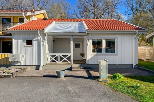 Radhus i Östra Ängabo, Alingsås, Västra Götaland, Odengatan 51