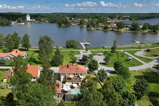 Villa i Sundby strand / Strängnäs, Stallarholmen, Södermanland, Sundby strandväg 1