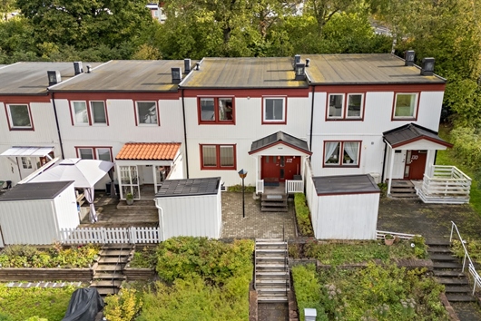 Radhus i Skärholmen, Stockholm, Lammholmsbacken 112