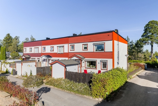 Radhus i Skärholmen, Stockholm, Lindholmsbacken 102