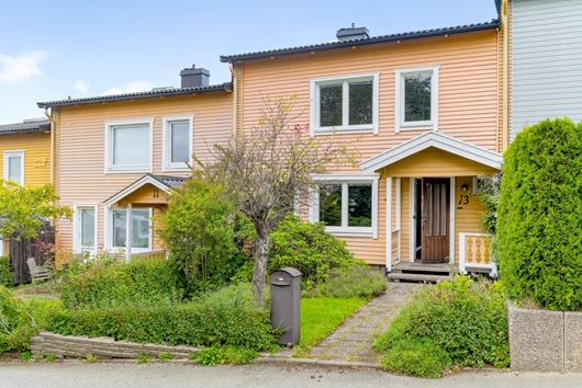 Radhus i Skärholmen / Skärholmshöjden, Stockholm, Varpholmsgränd 13
