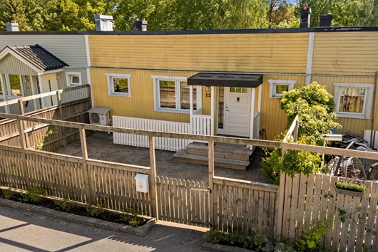 Radhus i Skärholmen, Stockholm, Lindholmsbacken 158