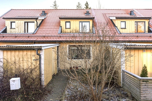 Radhus i Skogås, Stockholm, Huddinge, Rapsodivägen 240