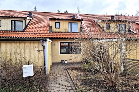 Radhus i Skogås, Stockholm, Huddinge, Rapsodivägen 240