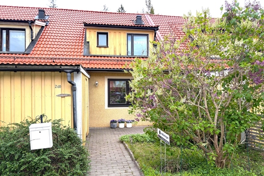 Radhus i Skogås, Stockholm, Huddinge, Rapsodivägen 240