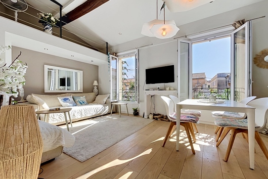 Ägarlägenhet i Juan-les-Pins, Antibes, Provencealpescote dazur, Alpesmaritimes, Ljus och charmig duplex Gamla