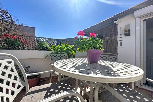 Radhus i Juan-les-Pins, Antibes, Provencealpescote dazur, Alpesmaritimes, Charmigt byhus med takterrass